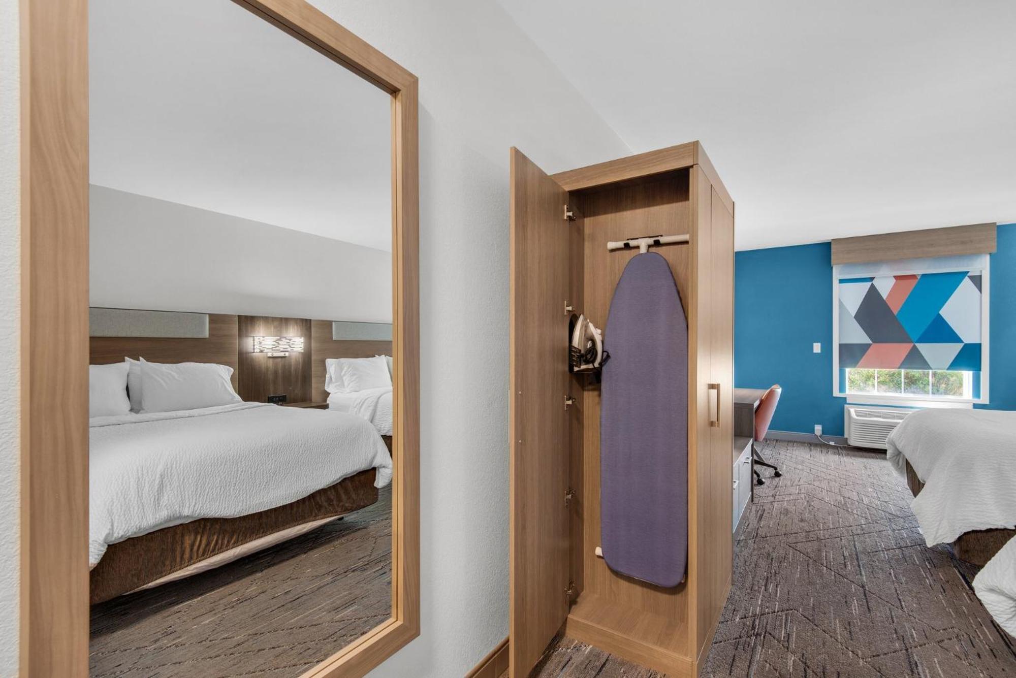 Holiday Express E - Commons Mall Area By Ihg