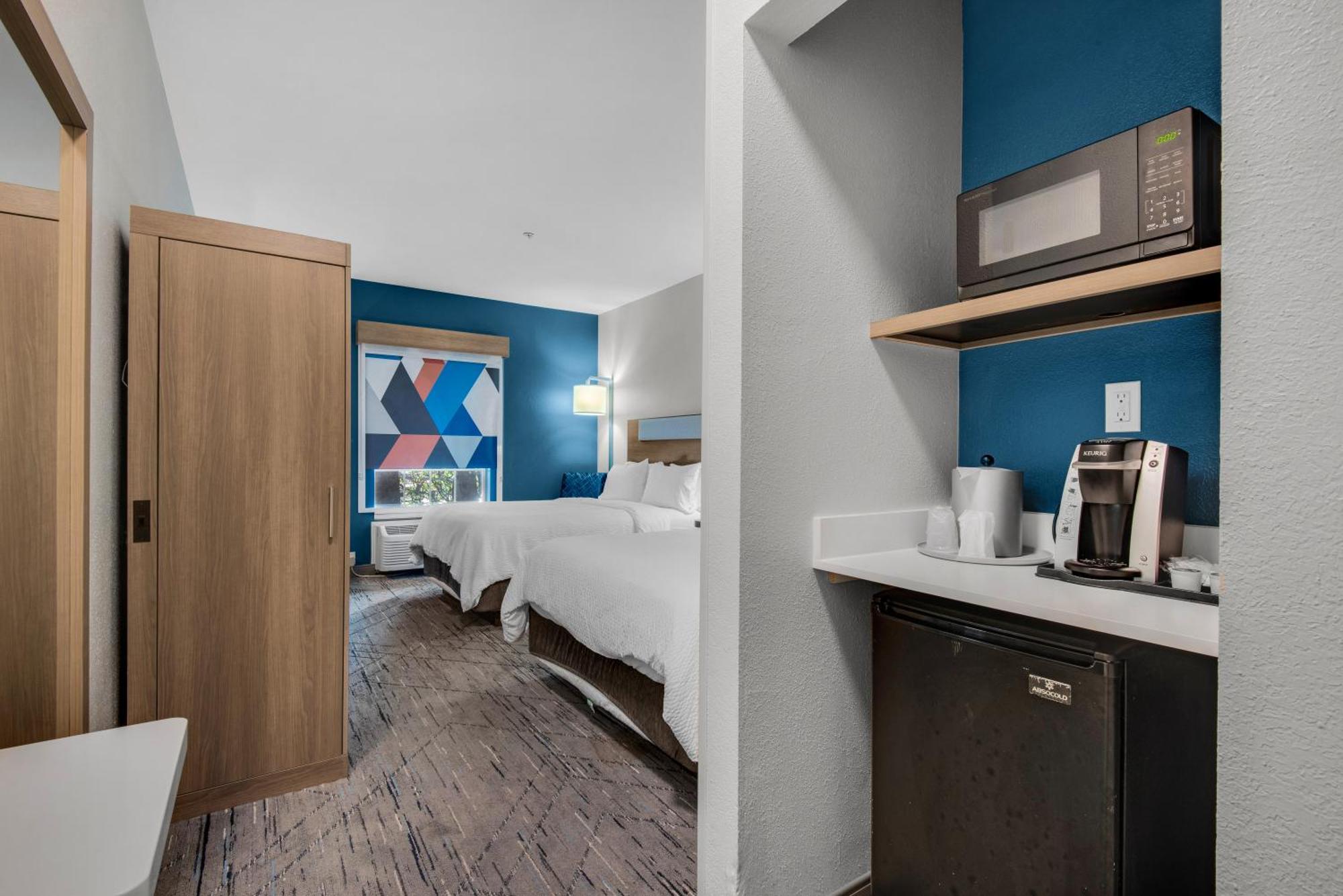 Holiday Express E - Commons Mall Area By Ihg